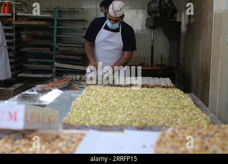 220422 -- RAFAH, 22. April 2022 -- Ein Arbeiter macht türkische Leckereien oder Holkum vor dem Eid al-Fitr, der das Ende des islamischen heiligen Monats Ramadan markiert, in einem Süßwarenladen im südlichen Gazastreifen Rafah, 22. April 2022. Foto von /Xinhua MIDEAST-GAZA-RAFAH-TÜRKISCH SÜSS KhaledxOmar PUBLICATIONxNOTxINxCHN Stockfoto