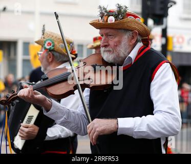 220424 -- STRATFORD UPON AVON, 24. April 2022 -- Darsteller nehmen an einer Parade anlässlich William Shakespeares 458. Geburtstag in Stratford-upon-Avon, Großbritannien, am 23. April 2022 Teil. Über 1.000 Menschen versammelten sich in Stratford-upon-Avon, der Heimatstadt von William Shakespeare, um den 458. Geburtstag des britischen Dramatikers am Samstag zu feiern. BRITAIN-STRATFORD UPON AVON-SHAKESPEARE-FEIER HANXYAN PUBLICATIONXNOTXINXCHN Stockfoto