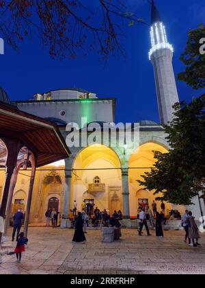 Außenfassade der Gazi Husrev-Beg Moschee in einer Sommernacht, Bosnien und Herzegowina, 07. September 2023 Stockfoto