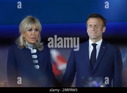 220424 -- PARIS, 24. April 2022 -- der amtierende französische Präsident Emmanuel Macron und seine Frau Brigitte Macron nahmen an einer Kundgebung nach dem Präsidentschaftsabsprung am 24. April 2022 in Paris Teil. Der amtierende französische Präsident Emmanuel Macron gewann 2022 mit 58 Prozent der Stimmen den französischen Präsidentschaftsabschlag, so die vorläufige Ausstiegsumfrage, die am Sonntagabend vom französischen Fernsehen BFMTV veröffentlicht wurde. Macrons Rivale, die rechtsextreme Kandidatin Marine Le Pen, gewann 42 Prozent der Stimmen. FRANKREICH-PARIS-PRÄSIDENTENABFLUSS GaoxJing PUBLICATIONxNOTxINxCHN Stockfoto