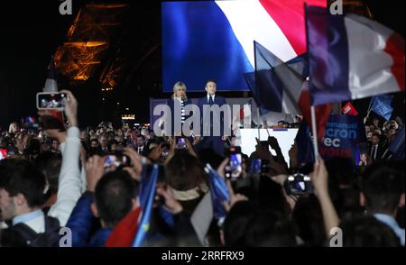 220424 -- PARIS, 24. April 2022 -- der amtierende französische Präsident Emmanuel Macron und seine Frau Brigitte Macron nahmen an einer Kundgebung nach dem Präsidentschaftsabsprung am 24. April 2022 in Paris Teil. Der amtierende französische Präsident Emmanuel Macron gewann 2022 mit 58 Prozent der Stimmen den französischen Präsidentschaftsabschlag, so die vorläufige Ausstiegsumfrage, die am Sonntagabend vom französischen Fernsehen BFMTV veröffentlicht wurde. Macrons Rivale, die rechtsextreme Kandidatin Marine Le Pen, gewann 42 Prozent der Stimmen. FRANKREICH-PARIS-PRÄSIDENTENABFLUSS GaoxJing PUBLICATIONxNOTxINxCHN Stockfoto