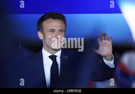 220424 -- PARIS, 24. April 2022 -- der amtierende französische Präsident Emmanuel Macron wendet sich an Unterstützer bei einer Kundgebung nach dem Abspann des Präsidenten in Paris, Frankreich, am 24. April 2022. Der amtierende französische Präsident Emmanuel Macron gewann 2022 mit 58 Prozent der Stimmen den französischen Präsidentschaftsabschlag, so die vorläufige Ausstiegsumfrage, die am Sonntagabend vom französischen Fernsehen BFMTV veröffentlicht wurde. Macrons Rivale, die rechtsextreme Kandidatin Marine Le Pen, gewann 42 Prozent der Stimmen. FRANKREICH-PARIS-PRÄSIDENTENABFLUSS GaoxJing PUBLICATIONxNOTxINxCHN Stockfoto