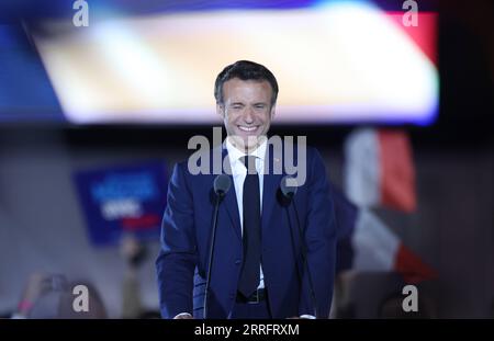 220424 -- PARIS, 24. April 2022 -- der amtierende französische Präsident Emmanuel Macron nimmt an einer Kundgebung Teil, nachdem der Präsident am 24. April 2022 in Paris, Frankreich, abgestürzt ist. Der amtierende französische Präsident Emmanuel Macron gewann 2022 mit 58 Prozent der Stimmen den französischen Präsidentschaftsabschlag, so die vorläufige Ausstiegsumfrage, die am Sonntagabend vom französischen Fernsehen BFMTV veröffentlicht wurde. Macrons Rivale, die rechtsextreme Kandidatin Marine Le Pen, gewann 42 Prozent der Stimmen. FRANKREICH-PARIS-PRÄSIDENTENABFLUSS GaoxJing PUBLICATIONxNOTxINxCHN Stockfoto