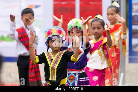 220425 -- LUANG PRABANG, 25. April 2022 -- laotische Schüler tanzen für eine Zeremonie zur Neuansiedlung in der Schule des Dorfes Buam AOR, Bezirk Xiang Ngeun, Provinz Luang Prabang, Laos, 22. April, 2022. die für den Bau der China-Laos-Eisenbahn umgesiedelten laotischen Dorfbewohner ziehen in neue Häuser, die mit Hilfe Chinas gebaut wurden. ZU DIESEM Feature: Von der Eisenbahn umgesiedelte Dorfbewohner ziehen mit neuen Hoffnungen in neue Häuser Foto von /Xinhua LAOS-LUANG PRABANG-CHINA HILFE-EISENBAHN-NEUANSIEDLUNG KaikeoxSaiyasane PUBLICATIONXNOTXINXCHN Stockfoto