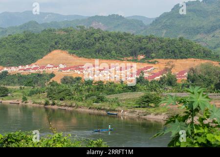 220425 -- LUANG PRABANG, 25. April 2022 -- Foto aufgenommen am 22. April 2022 zeigt die von China unterstützte Eisenbahnumsiedlung im Dorf Buam AOR, Bezirk Xiang Ngeun, Provinz Luang Prabang, Laos. Die für den Bau der China-Laos-Eisenbahn umgesiedelten laotischen Dorfbewohner ziehen in neue Häuser, die mit Chinas Hilfe gebaut wurden. ZU DIESEM Feature: Von der Eisenbahn umgesiedelte Dorfbewohner ziehen mit neuen Hoffnungen in neue Häuser Foto von /Xinhua LAOS-LUANG PRABANG-CHINA HILFE-EISENBAHN-NEUANSIEDLUNG KaikeoxSaiyasane PUBLICATIONXNOTXINXCHN Stockfoto