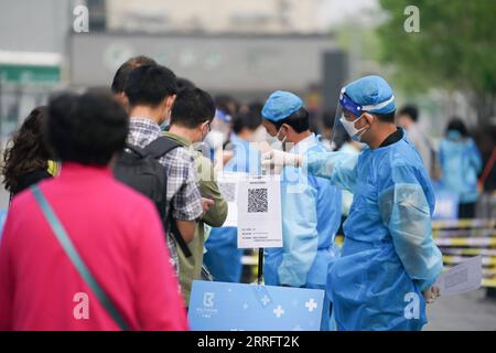 220425 -- PEKING, 25. April 2022 -- Leute warteten auf, um sich für Nukleinsäuretest an einem Teststandort in Chaoyang Bezirk, Peking, Hauptstadt von China, 25. April 2022 zu registrieren. Ab Montag müssen Menschen, die im Bezirk Chaoyang leben und arbeiten, bis April 29 alle zwei Tage einen Nukleinsäuretest machen, um das jüngste Wiederaufleben von COVID-19 hier einzudämmen. CHINA-PEKING-COVID-19-NUKLEINSÄURE-TEST CN JUXHUANZONG PUBLICATIONXNOTXINXCHN Stockfoto