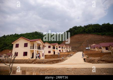 220425 -- LUANG PRABANG, 25. April 2022 -- Foto aufgenommen am 22. April 2022 zeigt neue Häuser in der von China unterstützten Eisenbahnumsiedlungssiedlung im Dorf Buam AOR, Bezirk Xiang Ngeun, Provinz Luang Prabang, Laos. Die für den Bau der China-Laos-Eisenbahn umgesiedelten laotischen Dorfbewohner ziehen in neue Häuser, die mit Chinas Hilfe gebaut wurden. ZU DIESEM Feature: Von der Eisenbahn umgesiedelte Dorfbewohner ziehen mit neuen Hoffnungen in neue Häuser Foto von /Xinhua LAOS-LUANG PRABANG-CHINA HILFE-EISENBAHN-NEUANSIEDLUNG KaikeoxSaiyasane PUBLICATIONXNOTXINXCHN Stockfoto