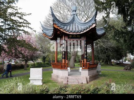 220425 -- STRATFORD UPON AVON, 25. April 2022 -- Foto aufgenommen am 20. April 2022 zeigt den Pfingstrose-Pavillon in Stratford-upon-Avon, Großbritannien. UM MIT Interview ZU GEHEN: Chinesische Elemente verleihen Shakespeares Heimatstadt internationalen Charakter -- Gelehrter BRITAIN-STRATFORD-UPON-AVON-INTERVIEW HanxYan PUBLICATIONxNOTxINxCHN Stockfoto