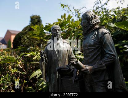 220425 -- STRATFORD UPON AVON, 25. April 2022 -- Foto aufgenommen am 20. April 2022 zeigt eine BRONZESTATUE von William Shakespeare und Tang Xianzu in Shakespeares Geburtsgarten in Stratford-upon-Avon, Großbritannien. UM MIT Interview ZU GEHEN: Chinesische Elemente verleihen Shakespeares Heimatstadt internationalen Charakter -- Gelehrter BRITAIN-STRATFORD-UPON-AVON-INTERVIEW HanxYan PUBLICATIONxNOTxINxCHN Stockfoto