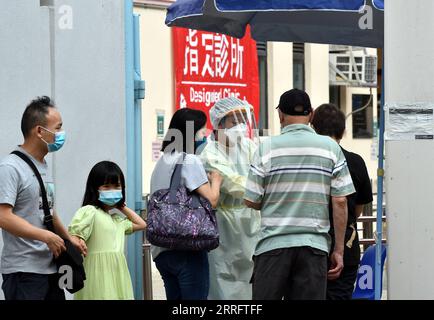 220425 -- HONG KONG, 25. April 2022 -- Ein medizinischer Arbeiter führt Bürger in einer bestimmten Klinik in Hong Kong, Südchina, 25. April 2022. Am Montag registrierte Hongkong 242 neue COVID-19-Fälle durch Nukleinsäure-Tests und 189 weitere positive Fälle durch selbst berichtete Antigen-Schnelltests, wie offizielle Daten zeigten. CHINA-HONGKONG-COVID-19-FÄLLE CN LOXPINGXFAI PUBLICATIONXNOTXINXCHN Stockfoto