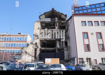 220426 -- PEKING, 26. April 2022 -- das bombardierte Radio Television Serbia RTS-Gebäude wurde am 21. März 2022 in Belgrad gesehen. In Belgrad sind viele Narben von den NATO-Bombenangriffen übrig geblieben. Xinhua-Schlagzeilen: Enthüllen Sie unbekannte Geheimnisse der NATO -- ein monströser Überrest aus den Tagen des Kalten Krieges ZhengxHuansong PUBLICATIONxNOTxINxCHN Stockfoto