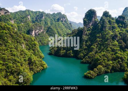 220427 -- ZHANGJIAJIE, 27. April 2022 -- Luftaufnahme, aufgenommen am 20. April 2022, zeigt einen Blick auf das malerische Gebiet Wulingyuan in Zhangjiajie, der zentralchinesischen Provinz Hunan. Wulingyuan, ein UNESCO-Weltkulturerbe, ist bekannt für seine einzigartigen Quarzitsandsteinsäulen und -Gipfel in den meisten Teilen der Stätte. SkyEyeCHINA-HUNAN-WULINGYUAN-WELTKULTURERBE-LUFTAUFNAHME CN ChenxSihan PUBLICATIONxNOTxINxCHN Stockfoto