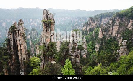 220427 -- ZHANGJIAJIE, 27. April 2022 -- Luftaufnahme, aufgenommen am 20. April 2022, zeigt einen Blick auf das malerische Gebiet Wulingyuan in Zhangjiajie, der zentralchinesischen Provinz Hunan. Wulingyuan, ein UNESCO-Weltkulturerbe, ist bekannt für seine einzigartigen Quarzitsandsteinsäulen und -Gipfel in den meisten Teilen der Stätte. SkyEyeCHINA-HUNAN-WULINGYUAN-WELTKULTURERBE-LUFTAUFNAHME CN ChenxZeguo PUBLICATIONxNOTxINxCHN Stockfoto