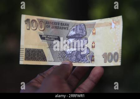 220428 -- HARARE, 28. April 2022 -- Ein Währungshändler zeigt am 24. April 2022 in Bulawayo, Simbabwe, eine neue 100-Dollar-Note Simbabwes. ZUM Feature: Zimbabwer leiden unter hohen Lebenshaltungskosten, da der lokale Dollar fällt Foto von /Xinhua ZIMBABWE-BULAWAYO-HOHE INFLATION ShaunxJusa PUBLICATIONxNOTxINxCHN Stockfoto