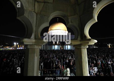 220428 -- JERUSALEM, 28. April 2022 -- Palästinenser besuchen ein Laylat al-Qadr-Nachtgebet während des heiligen Monats Ramadan in der Al-Aqsa-Moschee in Jerusalem am 27. April 2022. Foto: /Xinhua MIDEAST-JERUSALEM-RAMADAN-LAYLAT Al-QADR MuammarxAwad PUBLICATIONxNOTxINxCHN Stockfoto