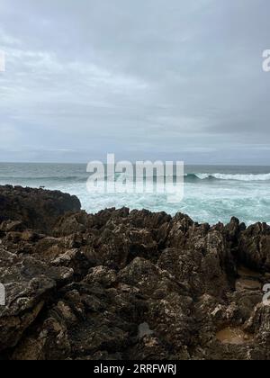 Meerwasser mit schwarzen Steinen am Strand von Teneriffa Spanien Stockfoto
