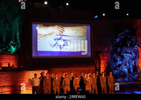 220428 -- JERUSALEM, 28. April 2022 -- Ein Bild der Hände einer Holocaust-Überlebenden und ihrer Urenkelin wird bei der Eröffnungszeremonie des Holocaust-Gedenktages in Yad Vashem, Israels offizieller Holocaust-Gedenkstätte, am 27. April 2022 in Jerusalem gezeigt. Eine Zeremonie des Holocaust-Gedenktags wurde im israelischen Holocaust-Gedenkmuseum abgehalten, um die sechs Millionen jüdischen Opfer der Nazis während des Zweiten Weltkriegs zu ehren. MIDEAST-JERUSALEM-HOLOCAUST-GEDENKTAG WangxZhuolun PUBLICATIONxNOTxINxCHN Stockfoto