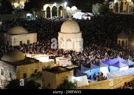 220428 -- JERUSALEM, 28. April 2022 -- Palästinenser besuchen ein Laylat al-Qadr-Nachtgebet während des heiligen Monats Ramadan in der Al-Aqsa-Moschee in Jerusalem am 27. April 2022. Foto: /Xinhua MIDEAST-JERUSALEM-RAMADAN-LAYLAT Al-QADR MuammarxAwad PUBLICATIONxNOTxINxCHN Stockfoto