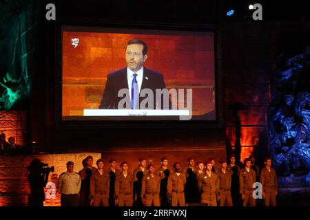 220428 -- JERUSALEM, 28. April 2022 -- der israelische Präsident Isaac Herzog spricht bei der Eröffnungszeremonie des Holocaust-Gedenktages in Yad Vashem, Israels offizieller Holocaust-Gedenkstätte, am 27. April 2022 in Jerusalem. Eine Zeremonie des Holocaust-Gedenktags wurde im israelischen Holocaust-Gedenkmuseum abgehalten, um die sechs Millionen jüdischen Opfer der Nazis während des Zweiten Weltkriegs zu ehren. MIDEAST-JERUSALEM-HOLOCAUST-GEDENKTAG WangxZhuolun PUBLICATIONxNOTxINxCHN Stockfoto