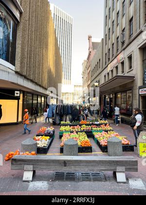 Die Straßenhändler verkaufen frisches Obst, Gemüse und Second-Hand-Kleidung in Kapstadt, Südafrika Stockfoto