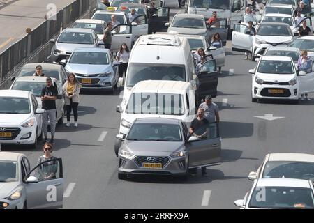 220428 -- TEL AVIV, 28. April 2022 -- Fahrer halten an und stehen still, als eine Sirene zum Gedenken an die Opfer des Holocaust in Tel Aviv, Israel, 28. April 2022, ertönt. Israel hörte am Donnerstagmorgen auf, Sirenen zu hören, um der sechs Millionen Juden zu gedenken, die im Holocaust getötet wurden. Via Xinhua ISRAEL-TEL AVIV-HOLOCAUST GEDENKTAG GideonxMarkowicz/JINI PUBLICATIONxNOTxINxCHN Stockfoto