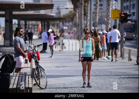 220428 -- TEL AVIV, 28. April 2022 -- die Menschen stehen still, als eine Sirene zum Gedenken an die Opfer des Holocaust in Tel Aviv, Israel, 28. April 2022, ertönt. Israel hörte am Donnerstagmorgen auf, Sirenen zu hören, um der sechs Millionen Juden zu gedenken, die im Holocaust getötet wurden. Via Xinhua ISRAEL-TEL AVIV-HOLOCAUST GEDENKTAG TomerxNeuberg/JINI PUBLICATIONxNOTxINxCHN Stockfoto