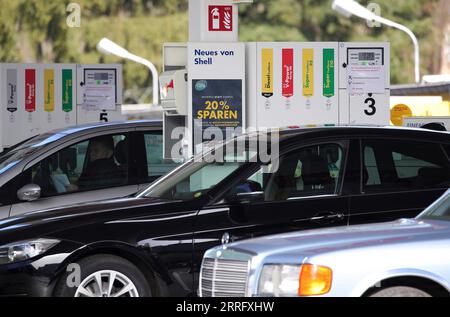 220318 -- FRANKFURT, 18. März 2022 -- Menschen füllen die Tanks ihrer Autos an einer Tankstelle in Frankfurt, 18. März 2022. Als Reaktion auf den jüngsten Anstieg der Benzin- und Dieselpreise in Deutschland sagte das Bundeskartellamt BKartA am Mittwoch, dass es die Preisentwicklung an den Tankstellen des Landes genau beobachten werde. Foto von /Xinhua GERMANY-FRANKFURT-GAS-PRICE-SURGE ArmandoxBabani PUBLICATIONxNOTxINxCHN Stockfoto