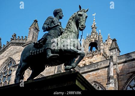 Das Reiterstandbild von Charles II gekleidet wie ein römischer Kaiser im Parlament Platz neben der St Giles Kathedrale, Altstadt, Edinburgh, Schottland, Großbritannien. Stockfoto