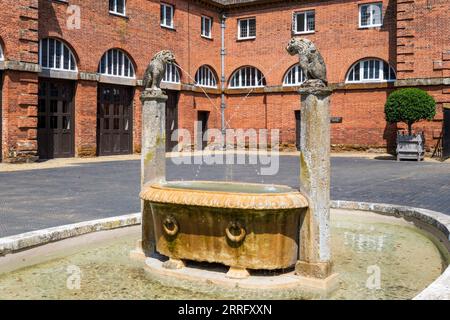 Springbrunnen im Stables Courtyard in Houghton Hall in West Norfolk, erbaut für Robert Walpole in den Jahren 1722 bis 1735. Stockfoto