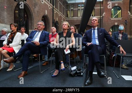 220429 -- ANTWERPEN, 29. April 2022 -- Annick de Ridder 2nd R, Front, Vizebürgermeister von Antwerpen und Präsident des Verwaltungsrats von Hafen Antwerpen-Brügge, Dirk de faux 2nd L, Front, Bürgermeister der Stadt Brügge und Vize-Präsident des Hafens Antwerpen-Brügge, Jacques Vandermeiren 1st R, CEO von Port of Antwerp-Bruges, nimmt an der Zeremonie der Fusion in Antwerpen, Belgien, am 28. April 2022 Teil. Die Häfen Antwerpen und Zeebrugge haben sich zu Europas größtem Hafen zusammengeschlossen und ermöglichen Ausfuhren von 147 Millionen Tonnen pro Jahr. UM MIT DEM Antwerpener Merger ZU GEHEN, schaffen Zeebrugge Ports den größten Hafen Europas, BELGIEN Stockfoto