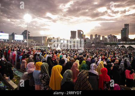 220430 -- ADDIS ABEBA, 30. April 2022 -- Ddevoten besuchen eine Straße Iftar, um am 29. April 2022 auf dem Meskel-Platz in Addis Abeba, Äthiopien, den islamischen heiligen Monat Ramadan zu feiern. ÄTHIOPIEN-ADDIS ABEBA-RAMADAN-IFTAR MichaelxTewelde PUBLICATIONxNOTxINxCHN Stockfoto