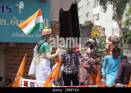 Rajkot, Indien. September 2023. Seitenansicht Tableau der indischen Flagge mit Bharat mata Idol in Karneval von Janmashtami im Sadar Bazar Rajkot. Quelle: Nasirchan/Alamy Live News Stockfoto