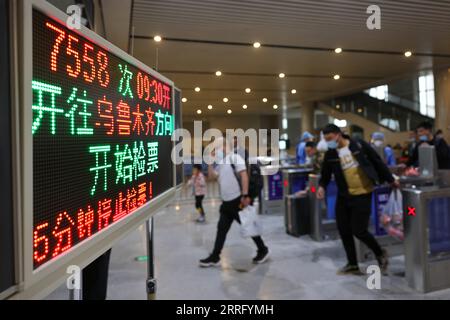 220430 -- KASHGAR, 30. April 2022 -- Passagiere haben ihre Tickets für den Zug 7558 nach Ürümqi im Hotan Bahnhof in Hotan, Nordwestchina Xinjiang Uygur Autonomous Region, 28. April 2022, eingecheckt. Da Hochgeschwindigkeitszüge in vielen Teilen Chinas durch Bahnhöfe sausen, bedienen die scheinbar veralteten, rumpelnden Schnellzüge weiterhin Bewohner abgelegener Gebiete mit stabilen Ticketpreisen und Dienstleistungen. Obwohl China das am weitesten entwickelte Hochgeschwindigkeitsbahnnetz der Welt beherbergt, betreibt es regelmäßig 81 Langsamzüge. Die Züge 7556/7557 und 7558/7555 verkehren zwischen Stockfoto