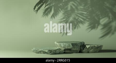 Leeres Produkt drei Podium auf grünem Hintergrund. Minimal Scene Mockup mit 3 Stein- und Palmenschatten, Aktionen, Naturkosmetikprodukte. 3d Stockfoto