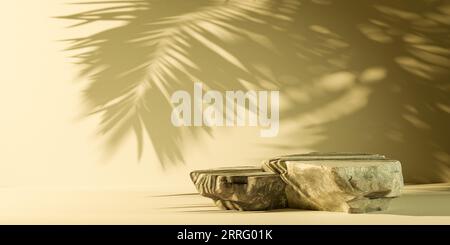 Minimaler Hintergrund für die kosmetische Präsentation. Luxus zwei Naturstein, Produktplatzierung Podium, Plattform, Bühne auf beigefarbener Betonwand mit Palmenschaum Stockfoto