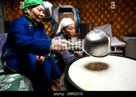 220501 -- HOHHOT, 1. Mai 2022 -- Tao Gao L und Altenzagas produzieren Milchprodukte in Zhenglan Banner der Xilingol League, Nordchinas Innere Mongolei Autonome Region, 27. April 2022. Tao Gao ist der nationale immaterielle Erbe des Milchprodukts Chagaanyidee in der Inneren Mongolei. Sie kombiniert moderne Techniken mit traditionellem Handwerk und bildet Hirten in pastoralen Gebieten aus, um Milchprodukte herzustellen. In den letzten Jahren hat die lokale Regierung die Entwicklung der traditionellen Milchindustrie gefördert, um das Einkommen der Hirten zu erhöhen. Der durchschnittliche Jahresumsatz von Milchprodukten im gesamten Banner erreichte ungefähr Stockfoto