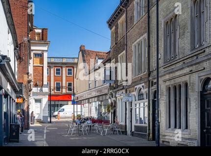 Butchers Row Grantham Lincolnshire – Ein Straßencafé und Eine Bar an heißen Sommertagen, während die Menschen die Kultur des Straßencafés im Freien genießen Stockfoto