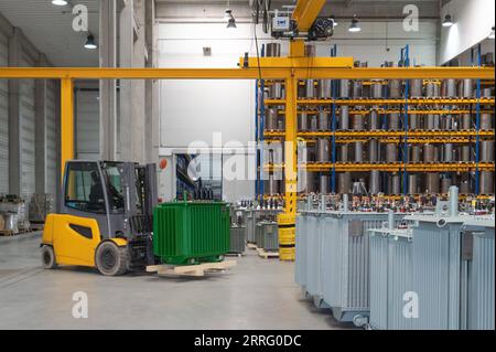 220501 -- BUDAPEST, 1. Mai 2022 -- Ein Arbeiter lädt am 12. April 2022 mit einem Gabelstapler im Csepel Freeport Logistics Park in Budapest, Ungarn, Waren in die Regale. MIT Budapests wichtigstem Logistikzentrum ZU GEHEN fördert die Zusammenarbeit zwischen Sino und EU Foto von /Xinhua HUNGARY-BUDAPEST-TRADE-LOGISTICS AttilaxVolgyi PUBLICATIONxNOTxINxCHN 220501 -- BUDAPEST, 1. Mai 2022 -- Ein Arbeiter lädt Waren mit einem Gabelstapler auf die Regale am Csepel Freeport Logist IMAGO/AttilaxVolgyi PUBLINXCHIOXIMAXIMAGO 1011706699 Stockfoto