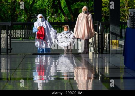 220502 -- KUALA LUMPUR, 2. Mai 2022 -- Muslime kommen zum Eid al-Fitr-Gebet in der Nationalmoschee in Kuala Lumpur, Malaysia, am 2. Mai 2022. Foto von /Xinhua MALAYSIA-KUALA LUMPUR-EID AL-FITR ChongxVoonxChung PUBLICATIONxNOTxINxCHN 220502 -- KUALA LUMPUR, 2. Mai 2022 -- Muslime kommen für Eid al-Fitr Gebete in der Nationalmoschee in Kuala Lumpur, IMAGO/ChongxVoonxChung PUBLICATIONXNOTXINXCHIMIXCHN Bilder 1011725269 Stockfoto