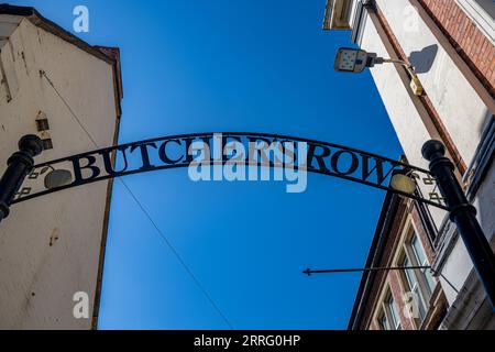 Butchers Row Grantham Lincolnshire – Ein traditionelles Metallschild über dem Kopf, wenn Sie die Straße vor einem blauen Sommerhimmel betreten Stockfoto