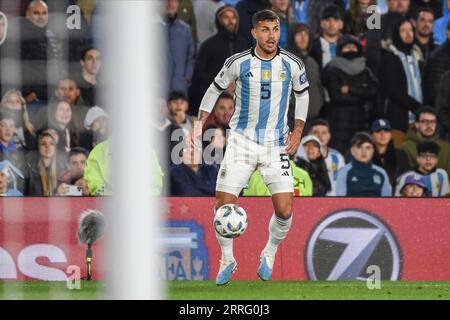 Buenos Aires, Argentinien. September 2023. Leandro Paredes von der argentinischen Nationalmannschaft spielte während des Qualifikationsrunden-Spiels der FIFA-Weltmeisterschaft 2024 zwischen Argentinien und Ecuador am 7. September im Monumental Stadium in Buenos Aires. (Foto: Santiago Joel Abdala/PRESSINPHOTO) Credit: PRESSINPHOTO SPORTS AGENCY/Alamy Live News Stockfoto