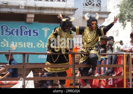 Rajkot, Indien. September 2023. Seitenansicht eines Männerkostüms wie ein gefährliches Monster im Besitz von Janmashtami auf dem Sadar-Basar in Rajkot. Quelle: Nasirchan/Alamy Live News Stockfoto