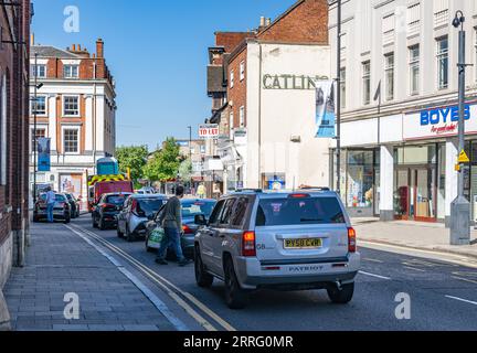 Grantham Lincolnshire – Verkehrschaos in der befahrenen engen Straße, die mit Fahrzeugen überfüllt ist Stockfoto