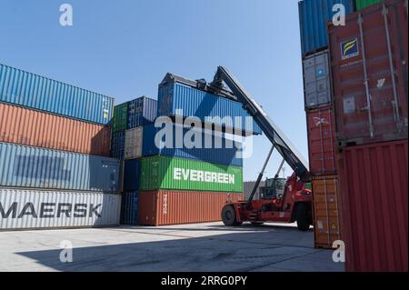 220501 -- BUDAPEST, 1. Mai 2022 -- Ein Gabelstapler lädt am 12. April 2022 Frachtcontainer auf LKW im Csepel Freeport Logistics Park in Budapest, Ungarn. MIT Budapests wichtigstem Logistikzentrum ZU GEHEN fördert die Zusammenarbeit zwischen Sino und EU Foto von /Xinhua HUNGARY-BUDAPEST-TRADE-LOGISTICS AttilaxVolgyi PUBLICATIONxNOTxINxCHN 220501 -- BUDAPEST, 1. Mai 2022 -- Ein Gabelstapler lädt Frachtcontainer auf LKW im Csepel Freeport Logistics Park IMAGO/AttilaxVolgyi PUNOBLATINXCHIOXIMAGO 1011706734 Stockfoto