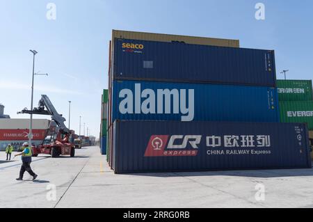 220501 -- BUDAPEST, 1. Mai 2022 -- Ein Container des China Railway Express wird am 12. April 2022 im Csepel Freeport Logistics Park in Budapest, Ungarn, gesehen. UM MIT Budapests wichtigstem Logistikzentrum ZU GEHEN fördert die Zusammenarbeit zwischen Sino und EU Foto von /Xinhua HUNGARY-BUDAPEST-TRADE-LOGISTICS AttilaxVolgyi PUBLICATIONxNOTxINxCHN 220501 -- BUDAPEST, 1. Mai 2022 -- Ein Container des China Railway Express wird im Csepel Freeport Logistics Park IMAGO/AttilaxVolgyi PUNOBLATINXCHIXCHIMAXN gesehen 1011706738 Stockfoto