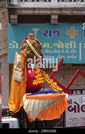 Rajkot, Indien. September 2023. Seitenansicht des großen Kalash-Tableaus in der Janmashtami-Feier Rath Yatra im Sadar Bazar Harihar Chowk Rajkot. Quelle: Nasirchan/Alamy Live News Stockfoto