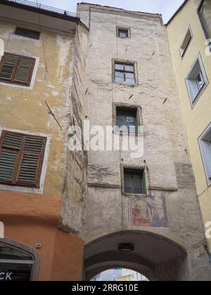 Porta della Rienza und Gebäude im Zentrum von Bruneck, Italien. Stockfoto