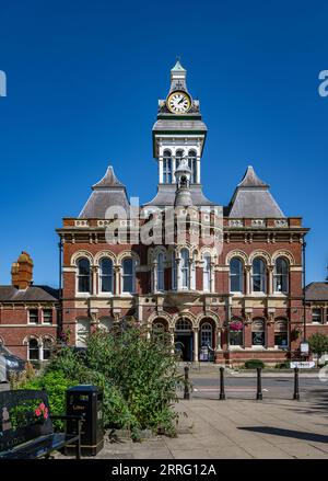 St Peters Hill Grantham Lincolnshire – die Guildhall der Stadt vor dem Sommerhimmel Stockfoto