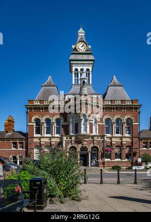 St Peters Hill Grantham Lincolnshire – die Guildhall der Stadt vor dem Sommerhimmel Stockfoto