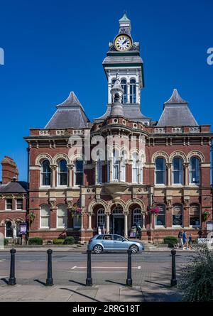 St Peters Hill Grantham Lincolnshire – die Guildhall der Stadt vor dem Sommerhimmel Stockfoto